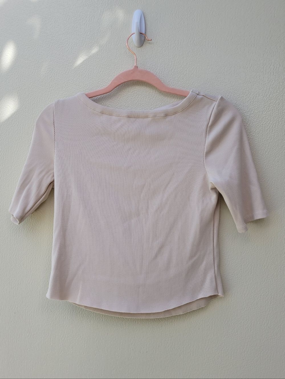 Tahari Women's Cream Short Sleeve Scoop Neck Top Size M.